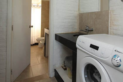 Lavadero e ingreso al baño